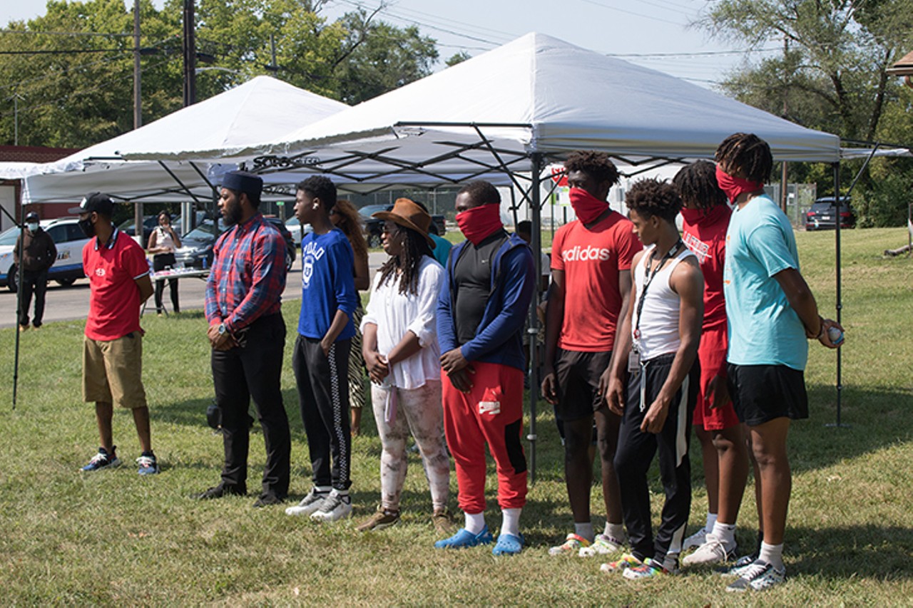 Youth art apprentices and lead muralist Daryl Myntia Daniels