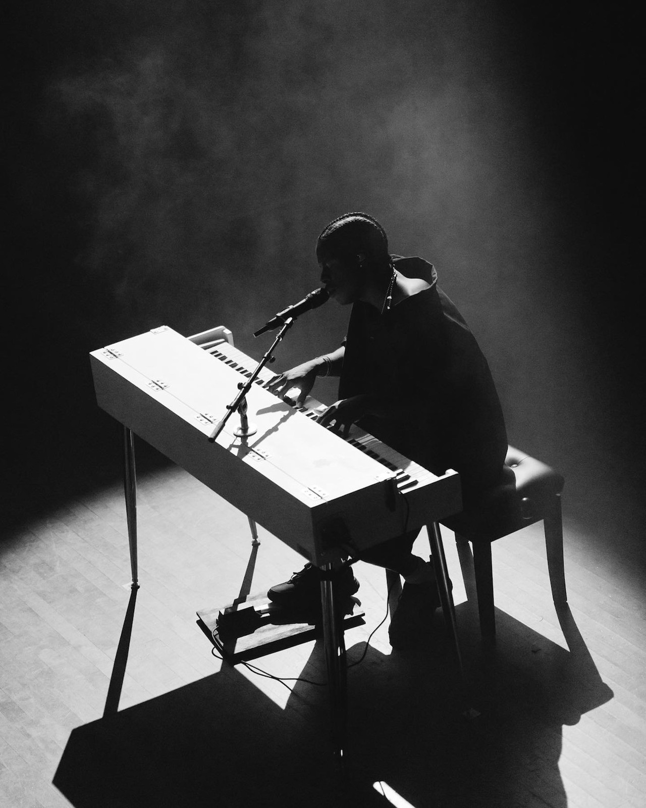 Daniel Caesar performing at the Andrew J Brady Music Center on Aug. 31, 2023.