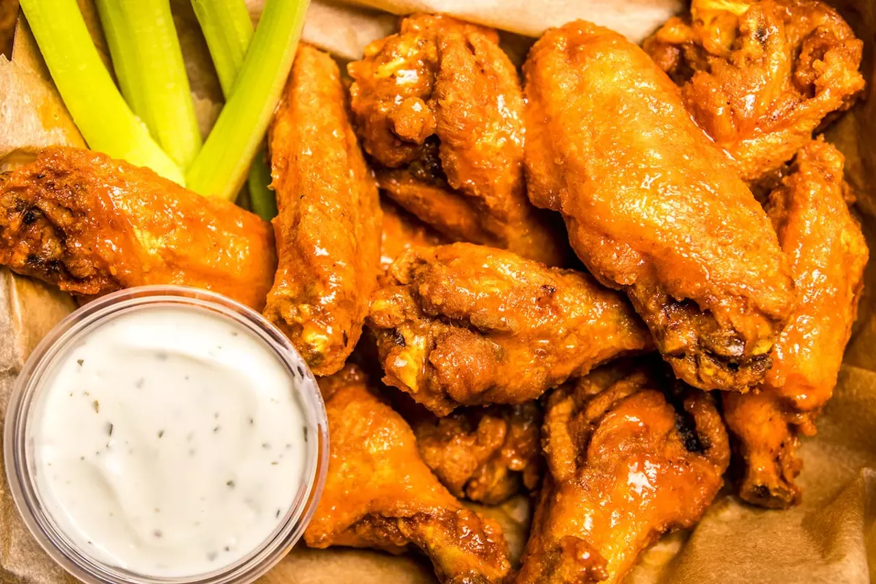 Dickmann’s Sports Barn
479 Orphanage Road, Ft. Wright
Wing Deal: Seven wings with choice of sauce. Dine-in only.